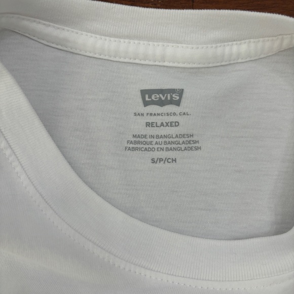 Levi’s Graphic Tee - Picture 5 of 6